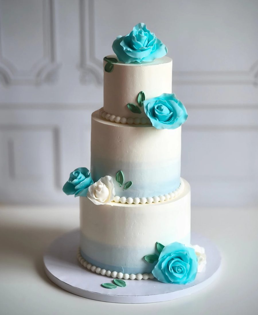Bolo de casamento de três andares com rosas, criação da Mummy's Flavour